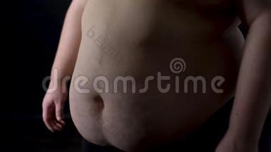 肥胖的腹部男子患有代谢紊乱，胃切除术，<strong>吸脂</strong>